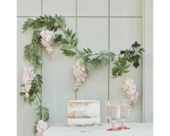 * Slinger Roze Wisteria En Groene Bladeren Gingerray