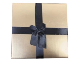 Cadeaudoos XL Goud + Zwarte Strik 5 Cadeaudoos XL Goud + Zwarte Strik -Versiering Winkel cadeaudoos goud met zwarte strik2